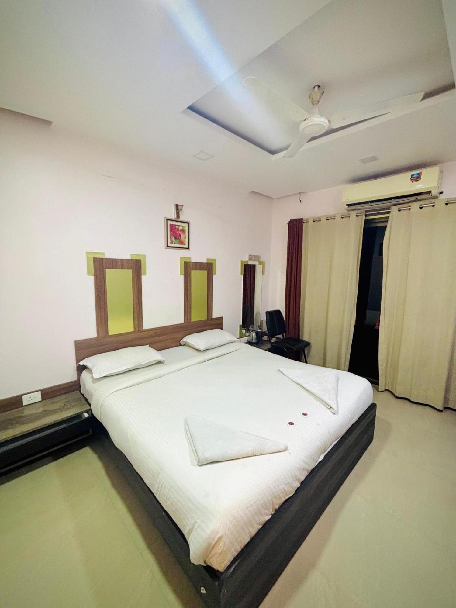Hotel Laxmi Residency ロナバラ エクステリア 写真