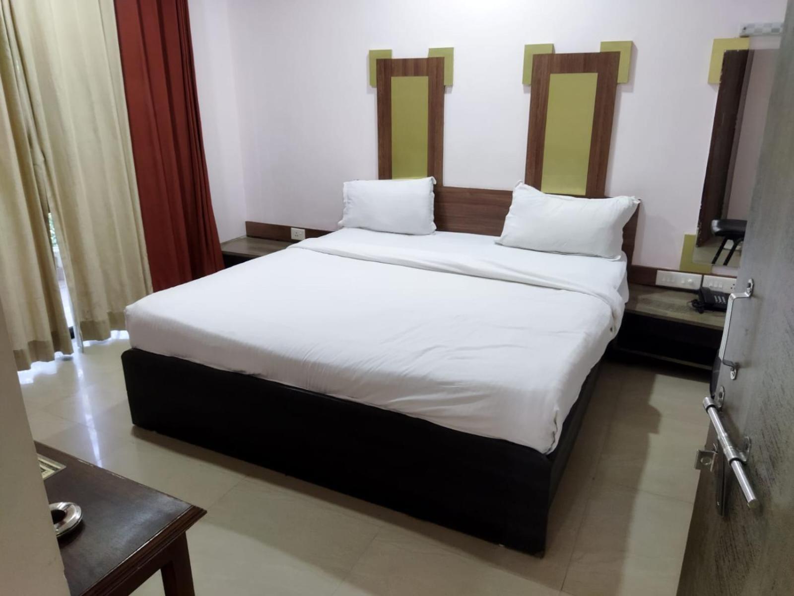 Hotel Laxmi Residency ロナバラ エクステリア 写真