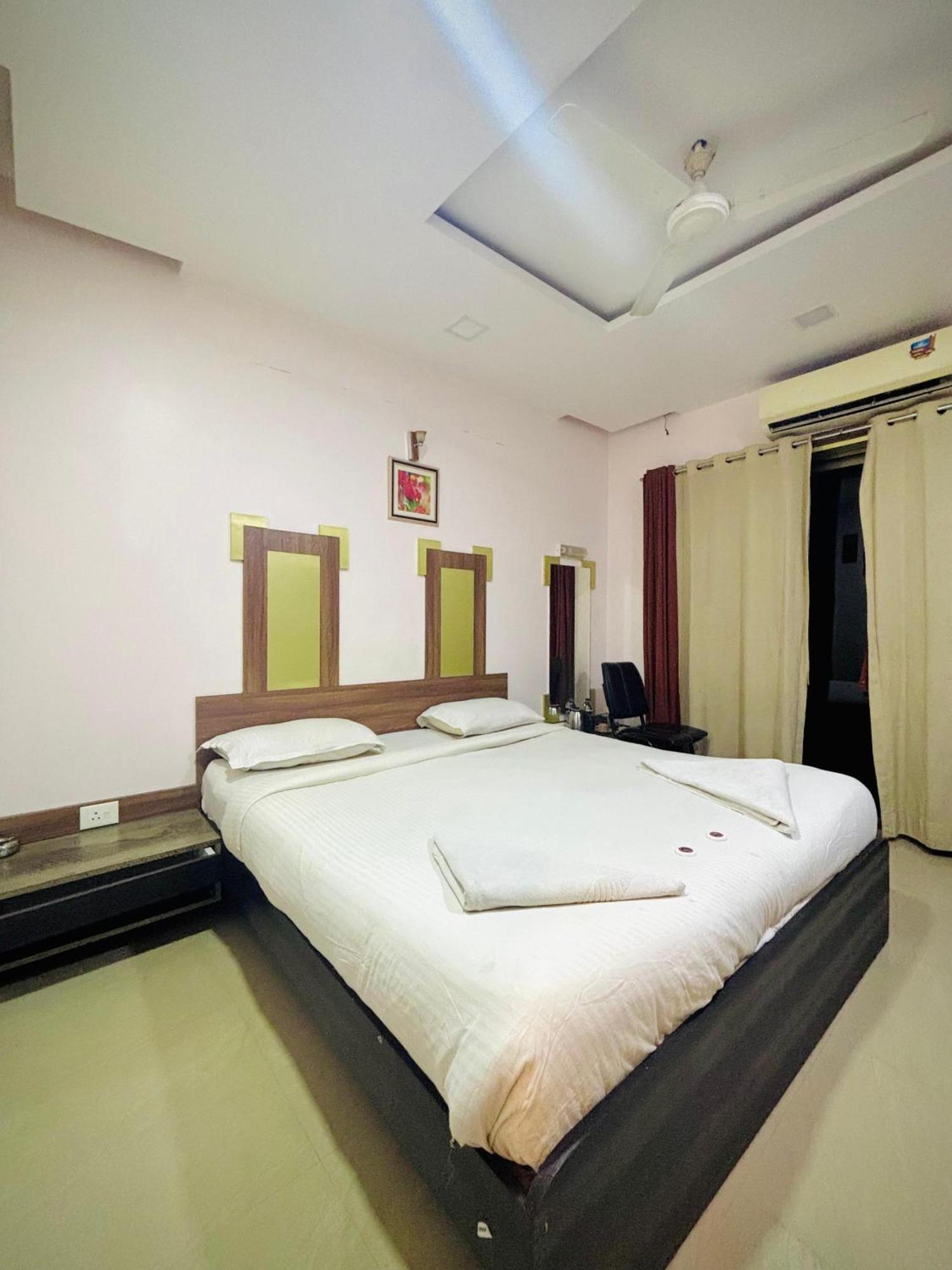 Hotel Laxmi Residency ロナバラ エクステリア 写真