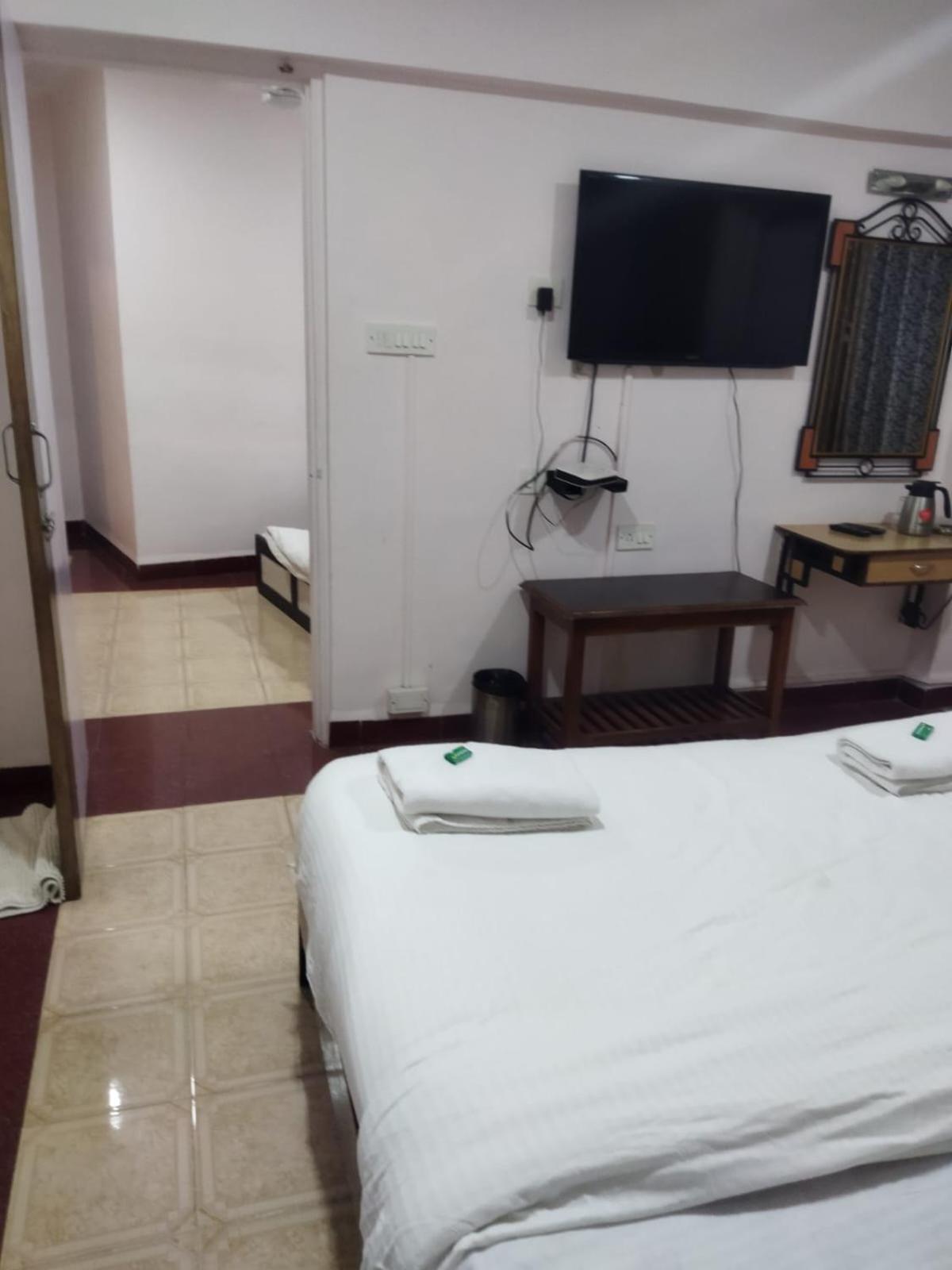Hotel Laxmi Residency ロナバラ エクステリア 写真