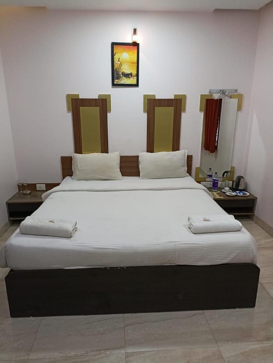 Hotel Laxmi Residency ロナバラ エクステリア 写真