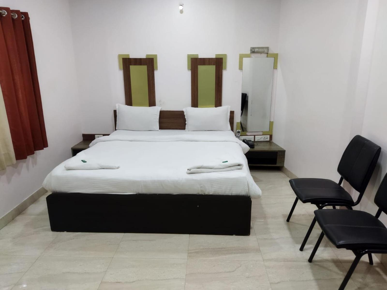Hotel Laxmi Residency ロナバラ エクステリア 写真