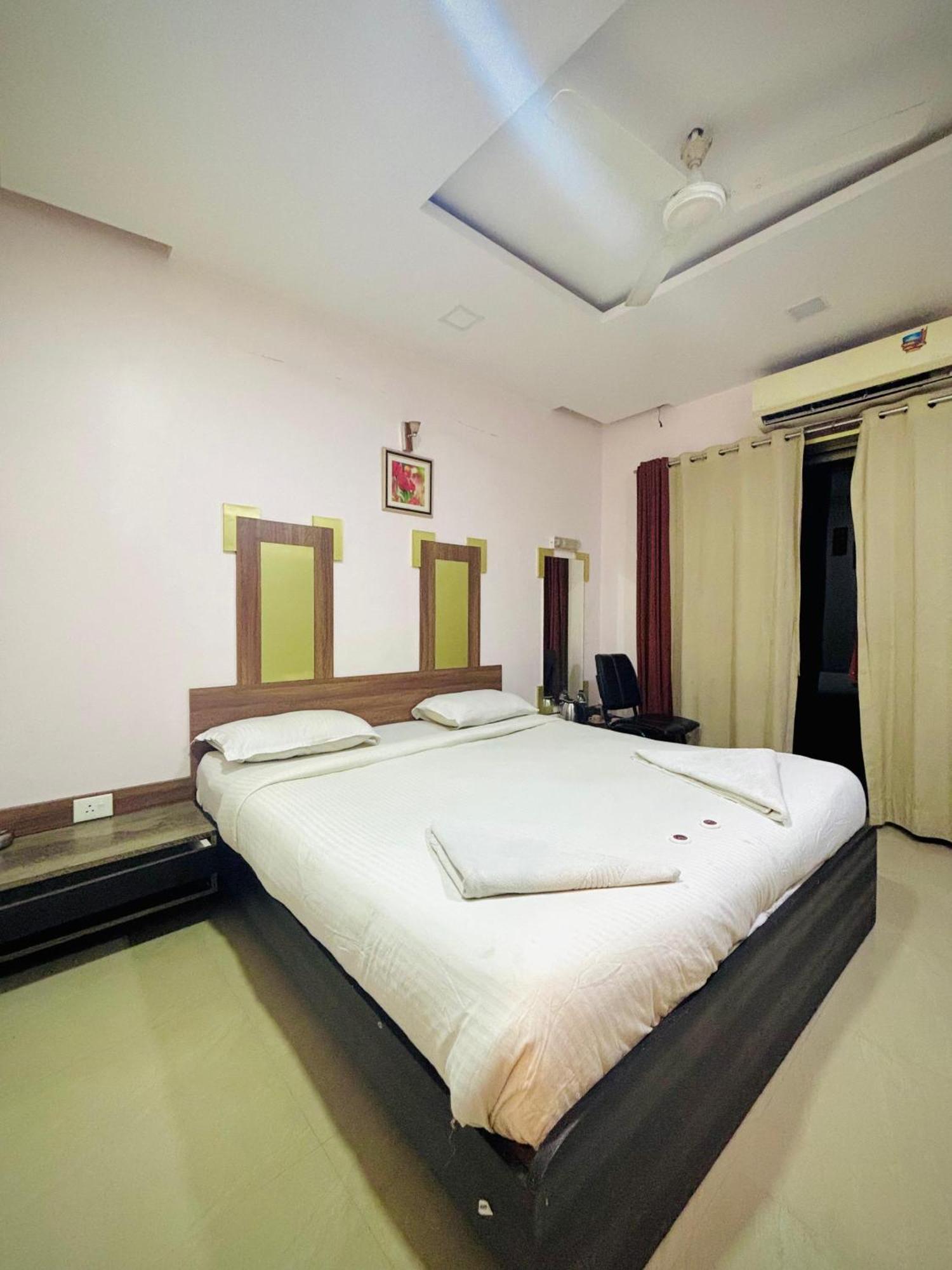 Hotel Laxmi Residency ロナバラ エクステリア 写真