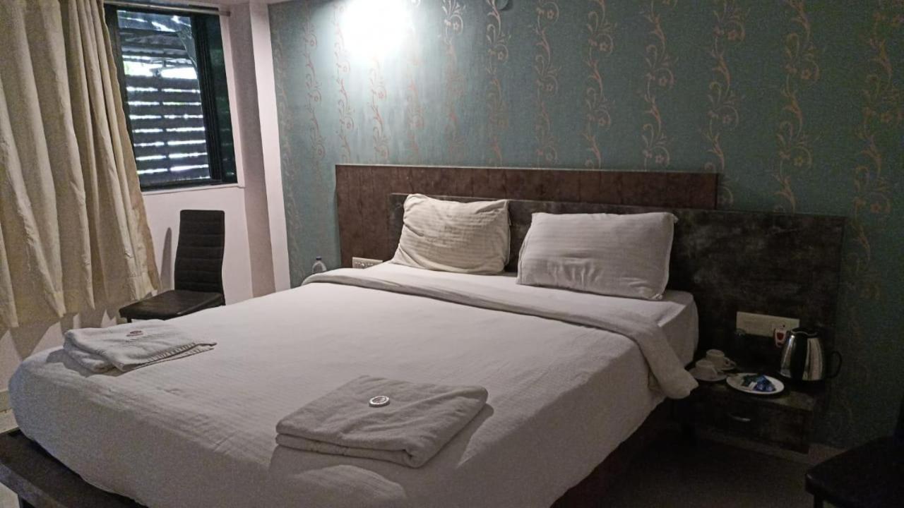 Hotel Laxmi Residency ロナバラ エクステリア 写真