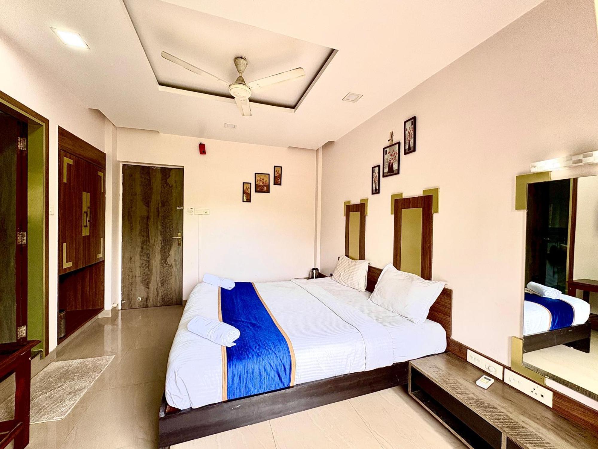 Hotel Laxmi Residency ロナバラ エクステリア 写真